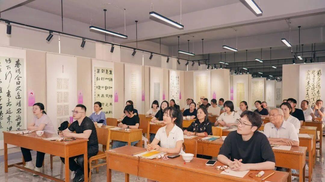 “艺美乡村·翰墨润乡”｜省现代美术馆·无锡泾东村分馆书法公教课让村民在家门口乐享墨香文化