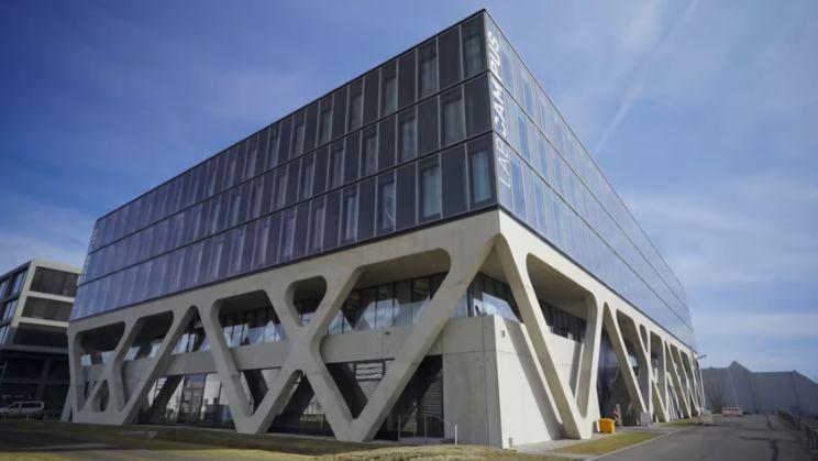 欧洲最大的实体人工智能训练中心使用Manus手套，大规模捕捉真实世界的操纵数据