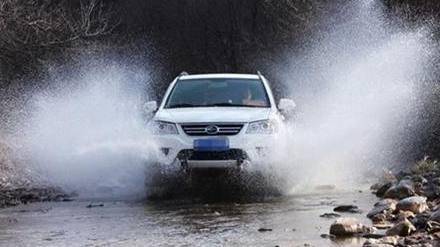 汽车涉水时，应及时对电路设备进行保养