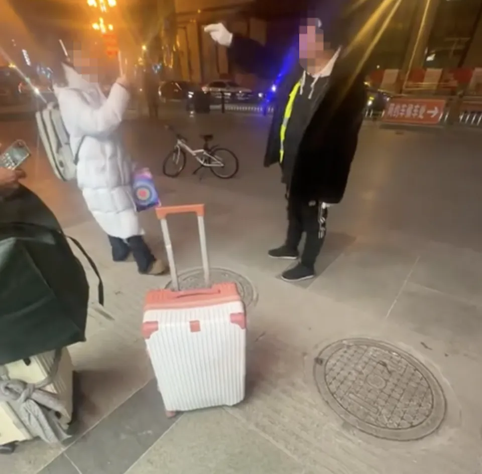 女大学生在火车站遭揽客威胁：违法揽客，咋就屡治不止？