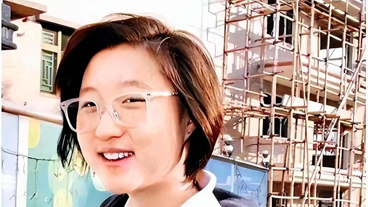 71岁成龙与小龙女和好？叛逆多年终成熟，生活拮据受父亲支助