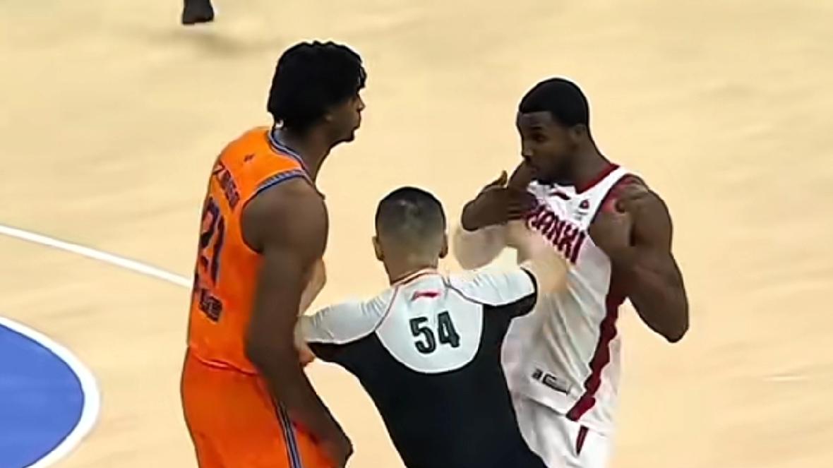 山西输球原因！前三节10中1，垃圾时间刷14分+被罚出场