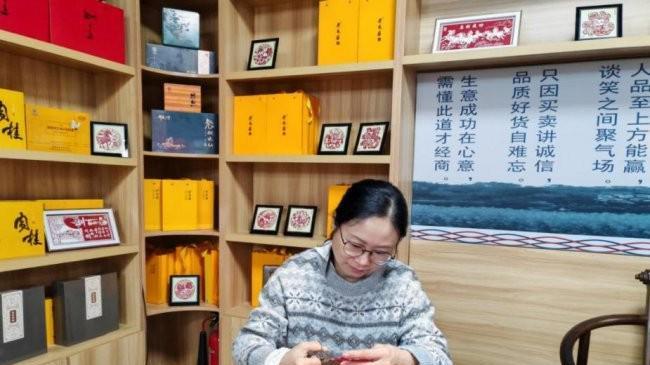 福建浦城：非遗暖新春 小店里的“剪纸生意经”