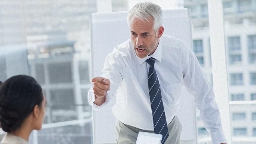 领导讨厌你，暗中打压你，你就这样干