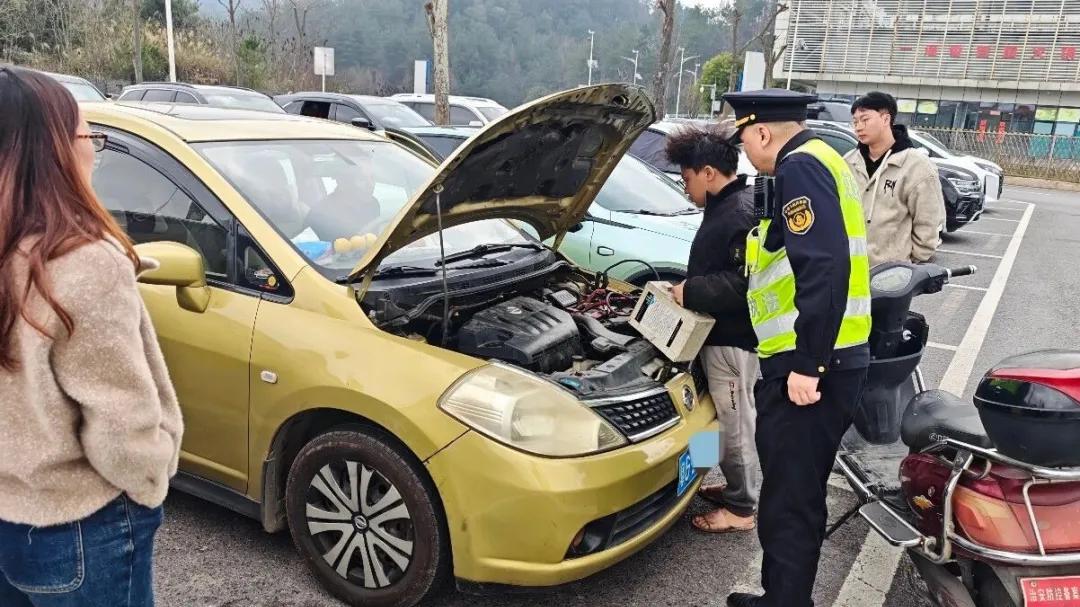 坚守岗位护团圆 温情执法暖归途——记交通执法人春节守护故事