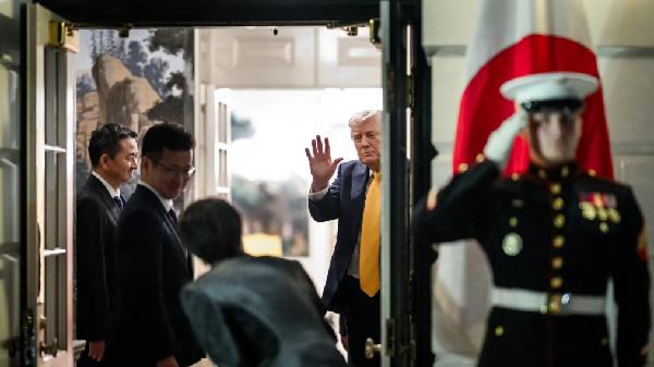 特朗普外交名场面，贴脸开大高市早苗，称没有谁比日本更懂偷袭