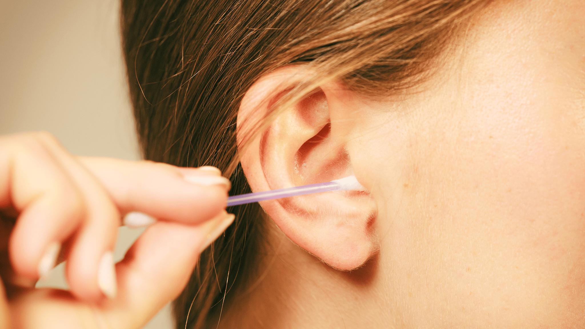 掏耳需谨慎！乱掏耳朵，当心损害听力