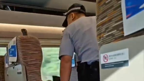 高铁上用台式电风扇被阻止！12306明确回应：能带，但千万别用！