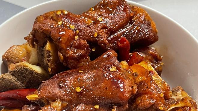 超简单的酱大骨(红烧筒骨)做法｜绿康百香有机香料加持版