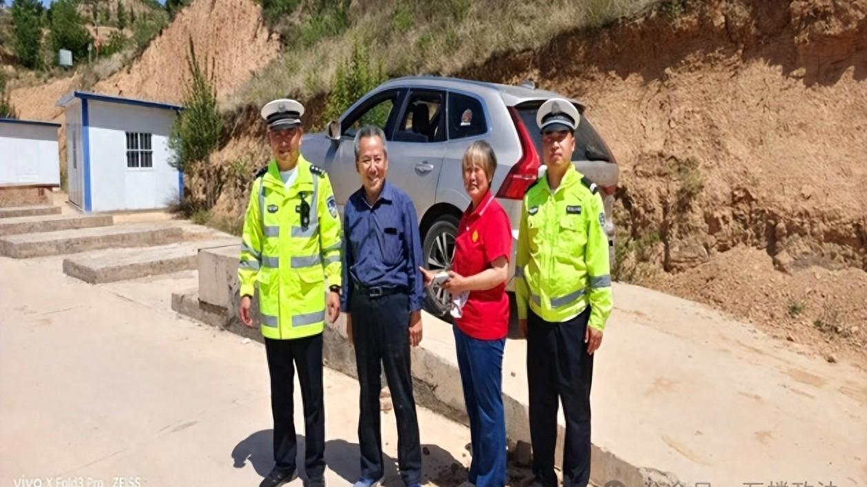 石楼公安：紧急出动，成功救援被困旅游车辆
