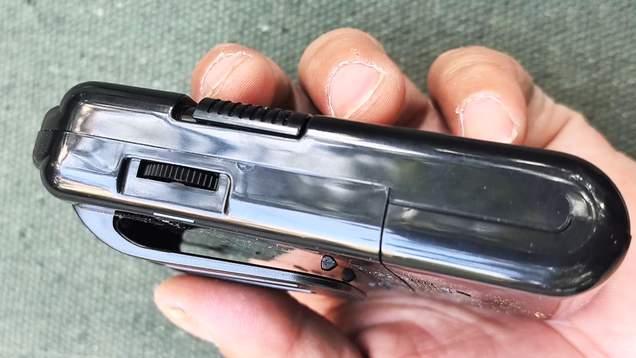 另类超迷你索尼收音机，无屏幕设计体积小巧，两节电池听更多节目