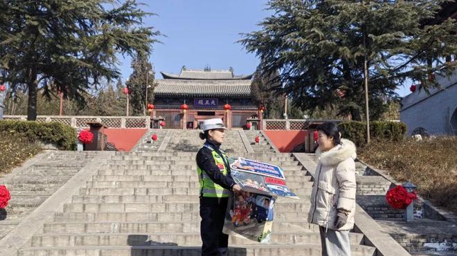 稷山交警进景区开展安全宣传