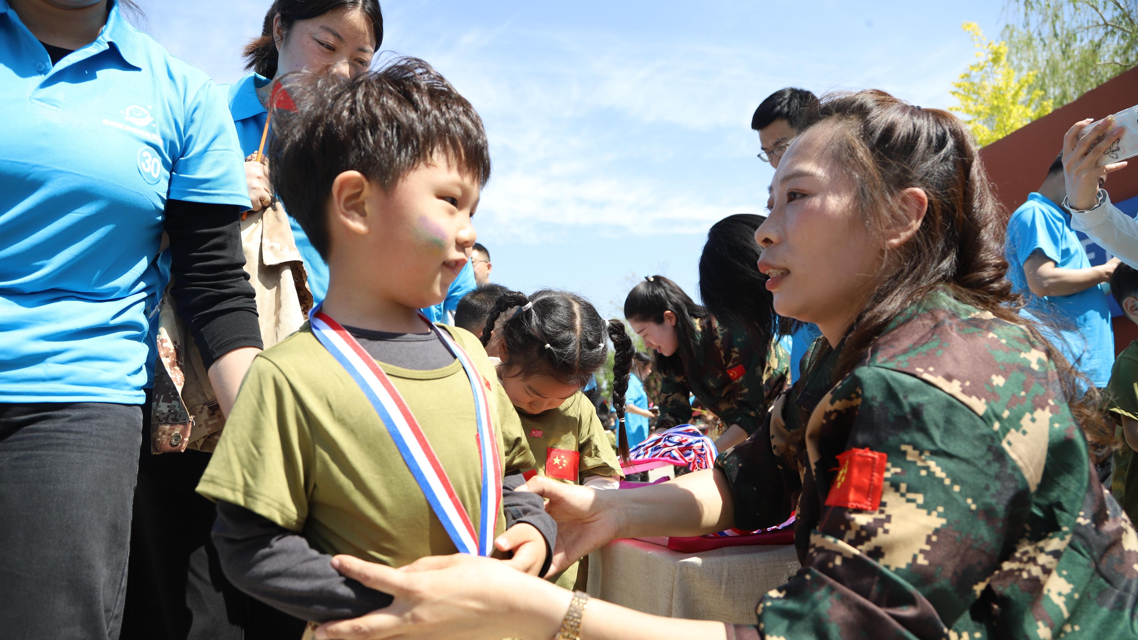 童心向党·重走长征路—盐湖区第四幼儿园举办蒙童军团亲子运动会