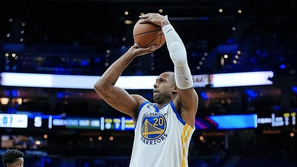 9.5-8.2！这就是霍福德的改变，39岁老炮竞意外成勇士支柱