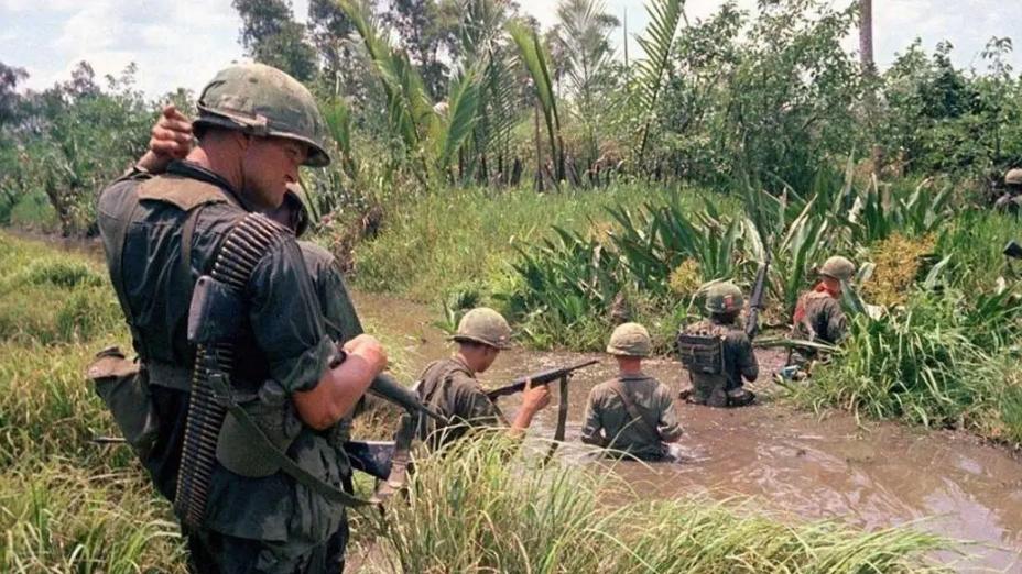 越战美国打了14年，为啥宁愿惨败也不扔原子弹？说了别不信