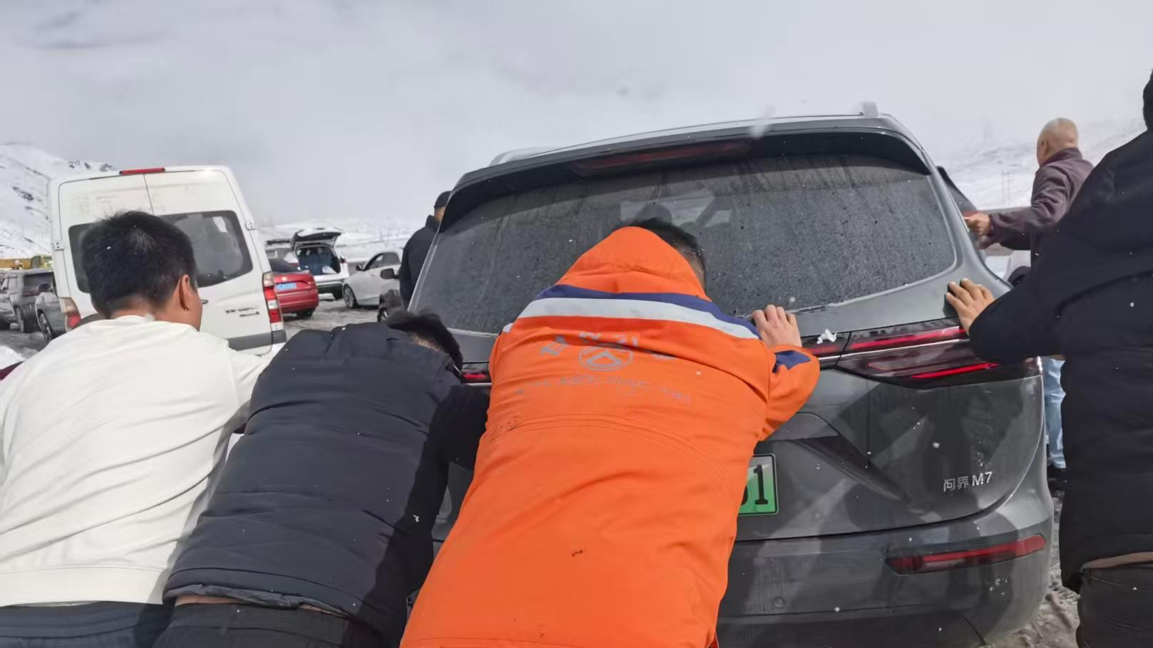 康定公路分局以雪为令 保畅通