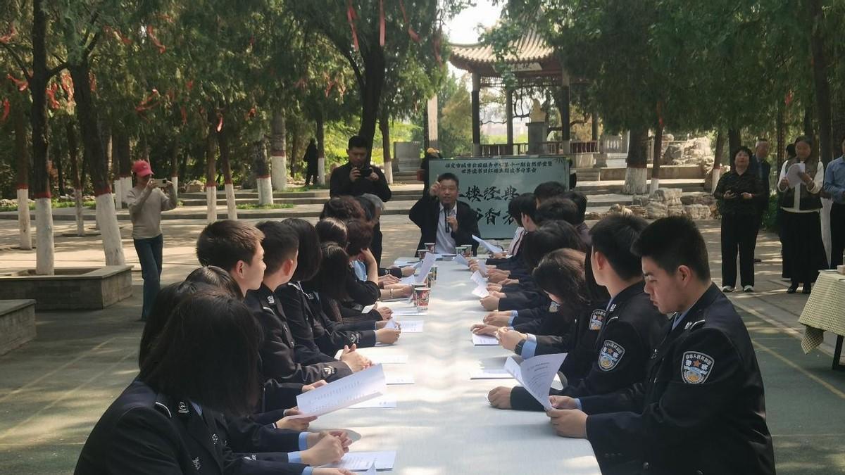 保定：城市公园开展世界读书日主题活动，在自然学堂中读书分享