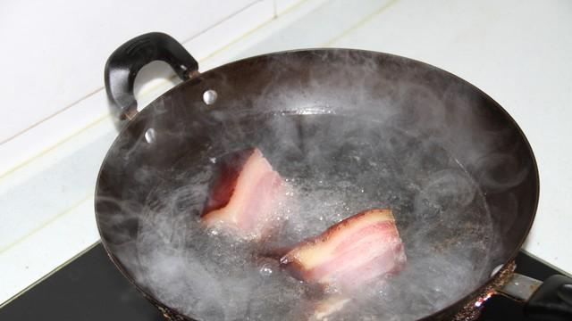 腊肉先泡水还是先煮？10年大厨：第1步错了，难怪腊肉又咸又硬！