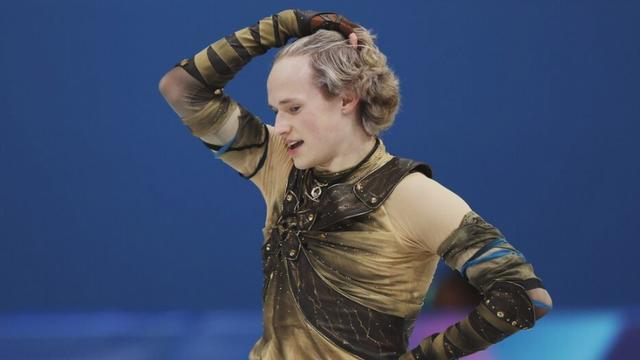 2026冬奥会花滑团体赛，马利宁失误落后键山优真，网友热议不断