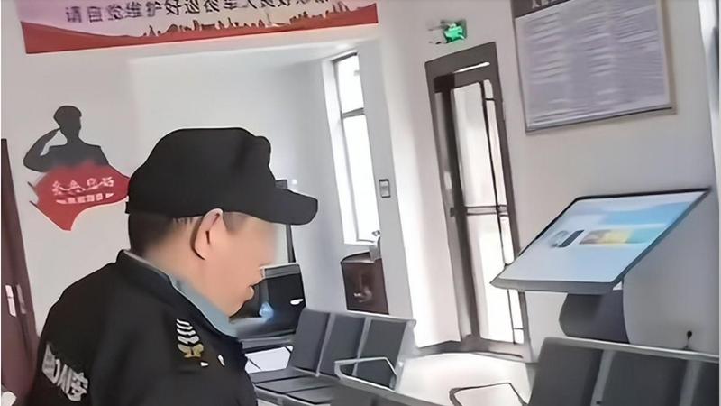 借厕所就是不行，这位保安太牛了