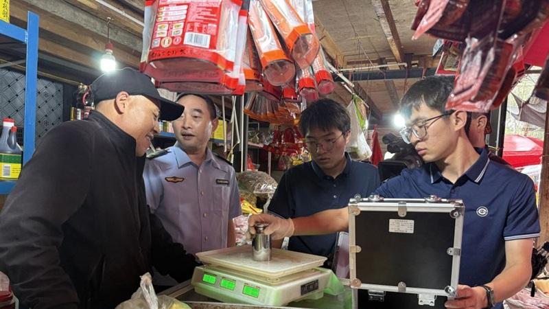 厕所里冲洗冷冻肉，这是故意恶心人