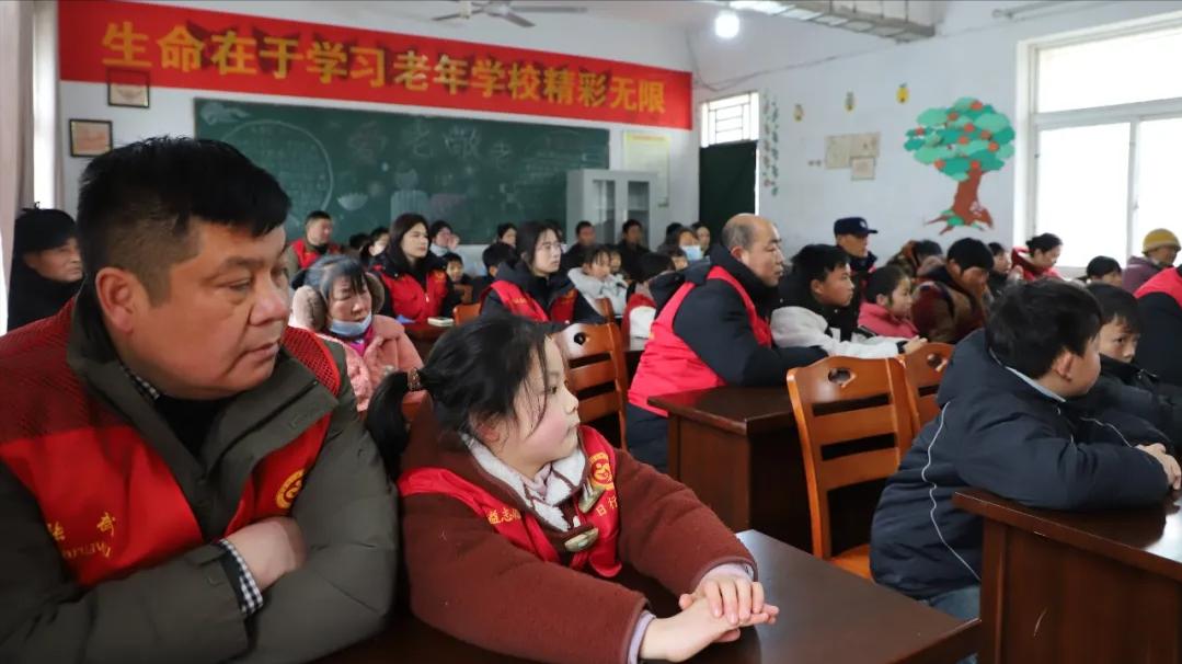 安徽阜阳：阜南公益温暖包让曹集镇20名留守儿童笑对寒冬