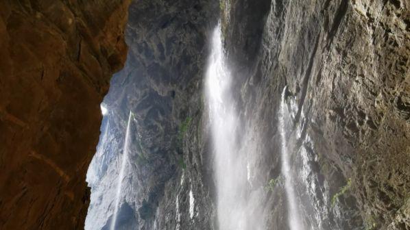 一半峡谷奇绝，一半草场辽阔｜武隆喀斯特的双重浪漫