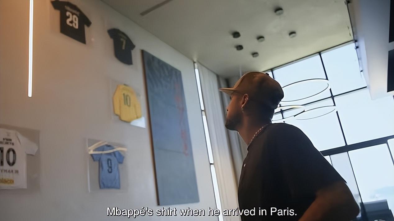 内马尔自爆巴西生活：墙上挂C罗梅西球衣，在独特游戏室进行康复