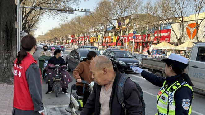 万荣公安交警全警动员 绘就城市文明“风景线”
