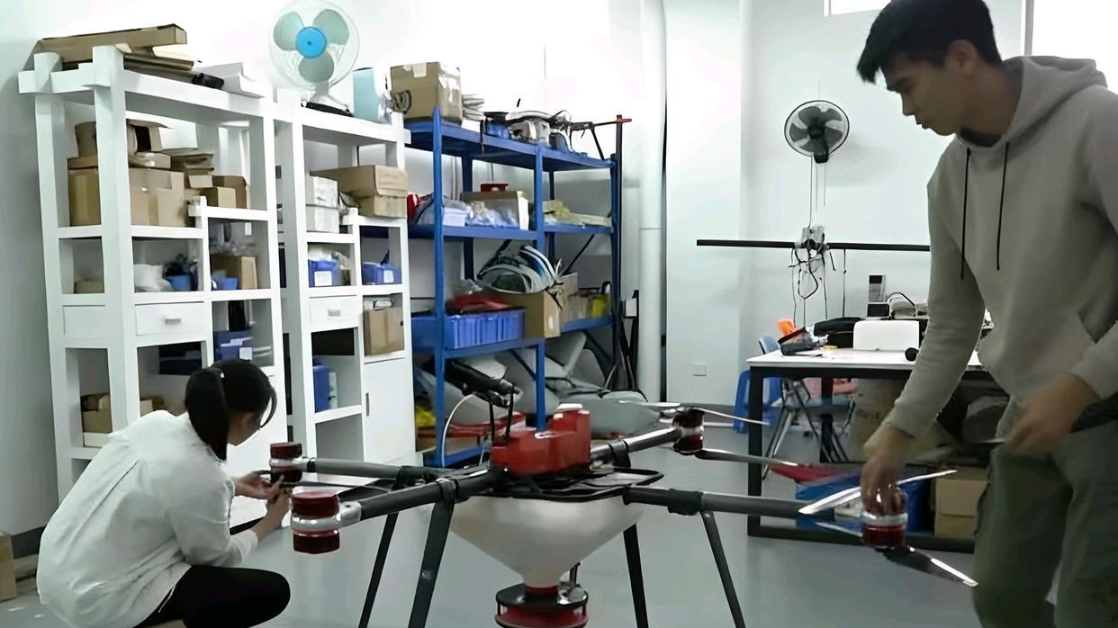 2021年，广东一女子发明了一款水稻无人播种机，极大减轻种植难度