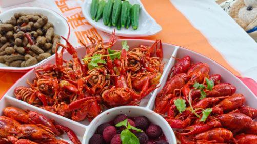 潜江小龙虾的夏天，蒜蓉油焖清蒸，一座城为一只虾沸腾