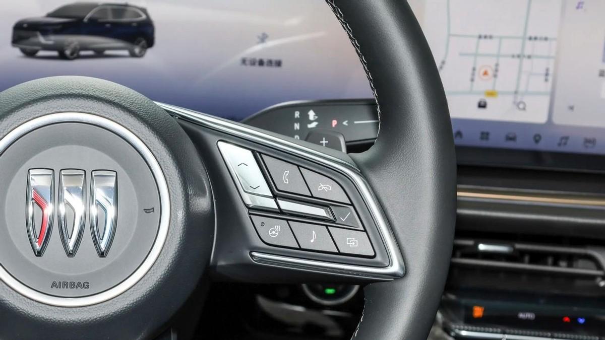 把凯迪拉克当别克卖？新款XT4一口价15.99万起，买它还是昂科威？