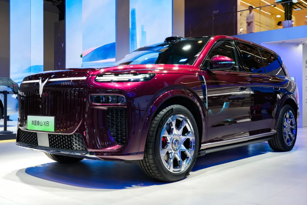 左手泰山X8，右手梦想家右舵版：北京车展岚图的这手牌有多硬