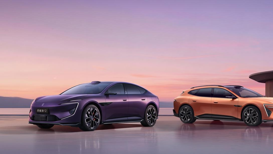 阿维塔双车齐发：一场高端智能的反击战