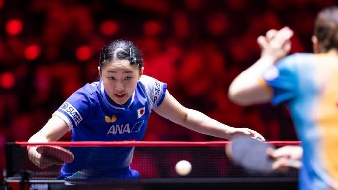 飘了！张本美和发球回抛违规被裁判罚分，发起鹰眼挑战失败被打脸