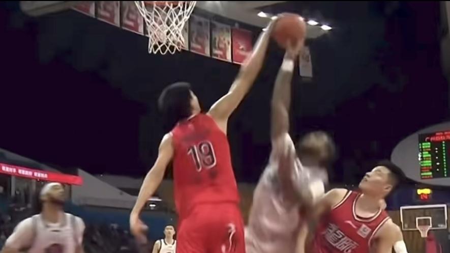 输球又输人！山东外援末节恶意撞倒国手徐昕，顶撞名宿纪敏尚，22+16难救主！