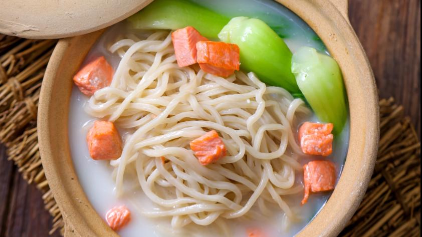 一碗三文鱼面条，把营养和鲜味都吃进肚子里