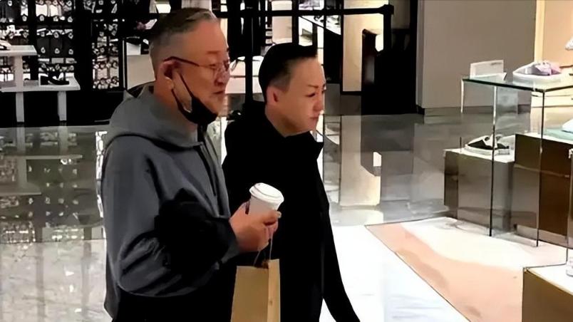 65岁宋丹丹近况曝光！和老公赵玉吉牵手逛街，婚姻幸福让人羡慕