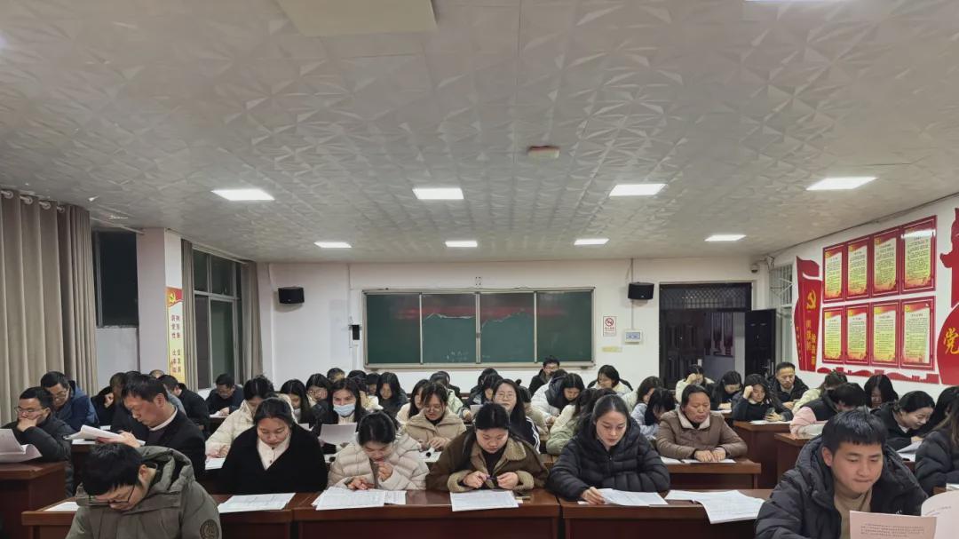 淮滨二高：析数据明方向 聚合力启新程