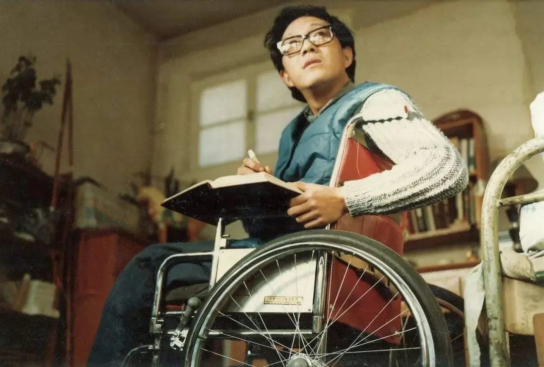 《我与地坛》：人这一辈子总有历不完的劫，真正能让你好起来的，是拥有一颗打不败的心，和苦中作乐的能力。