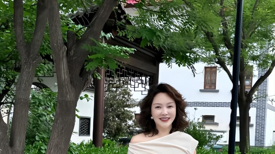 真正漂亮的中年女人，“裙子过膝、裤子过踝”，优雅减龄有品位
