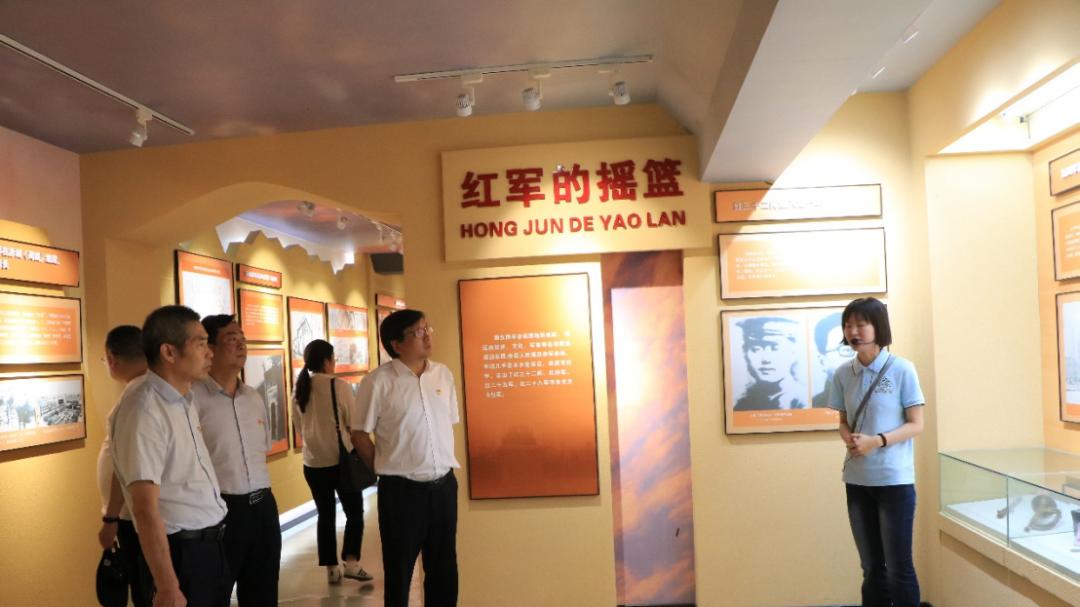 信阳市第三实验高级中学开展迎“七一”主题党日活动