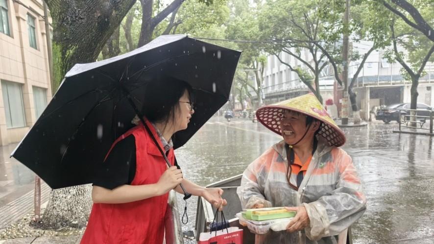 浙江北仑：端午送暖传心意 驿站温情暖人心