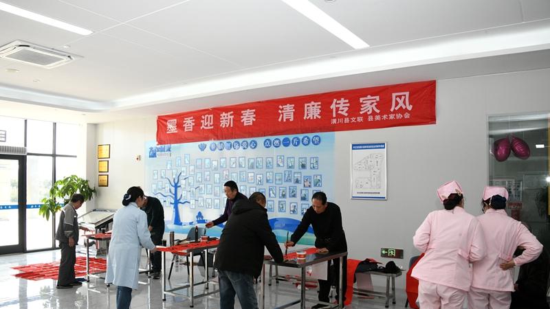 墨香迎新春 清廉传家风——潢川县文联组织县美协走进企业义写春联