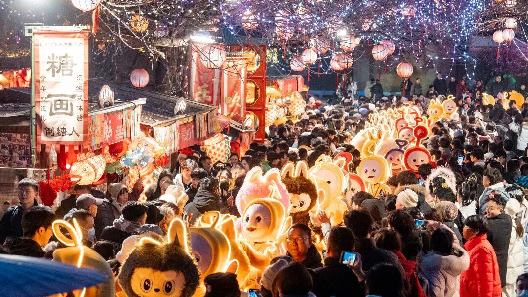 清明上河园：你好，全新的2026！神秘“巨萌天团”祝大家新年快乐！