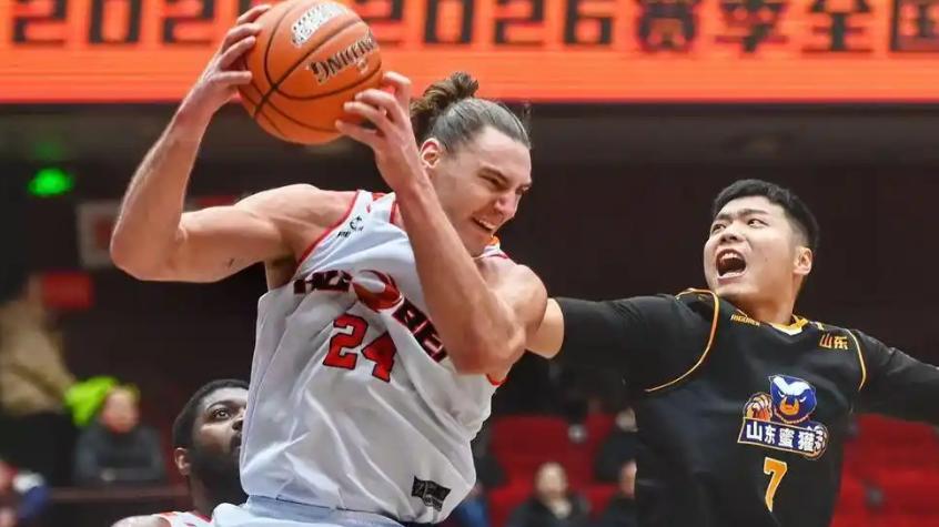 主场三连败！双外援缺阵+篮板完败，山东蜜獾106-120不敌湖北文旅