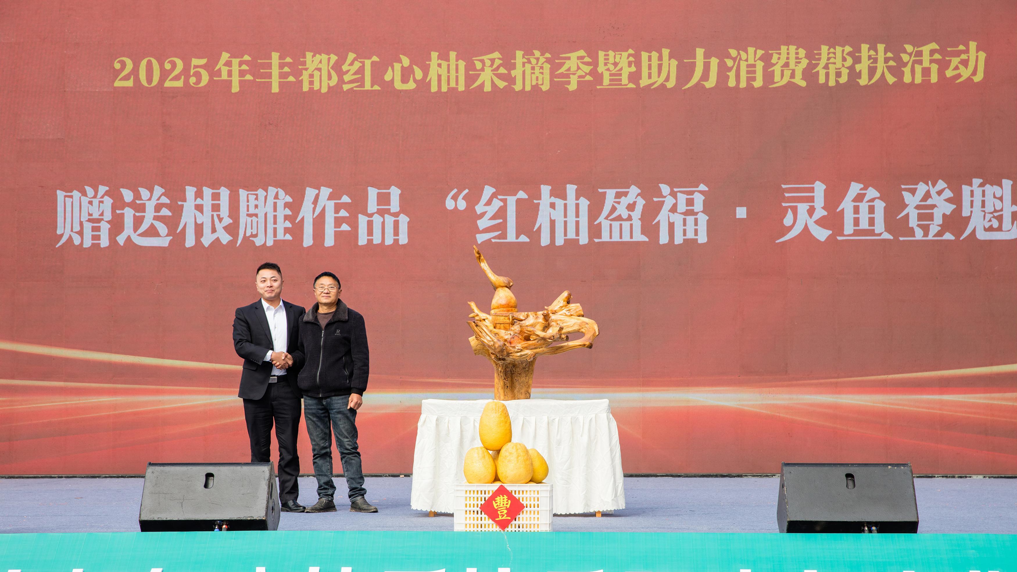 非遗根雕“活”起来 乡村文化“火”起来 ——梯子河村文化运营官杨朝江以根雕技艺赋能乡村文化振兴