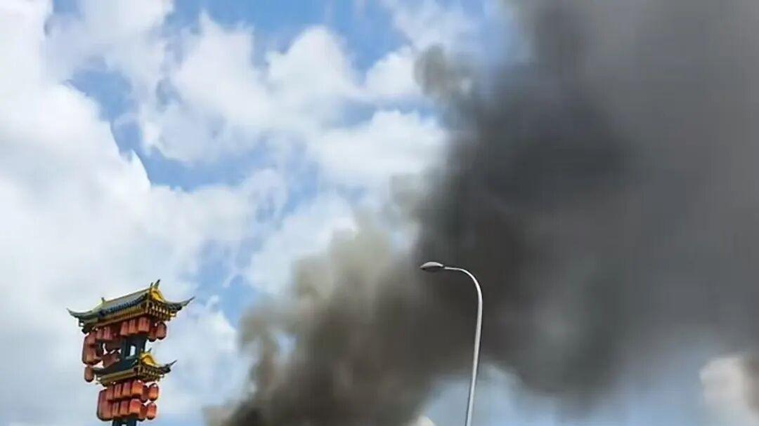 广安不夜城一商铺起火，景区工作人员谎称“在演习”