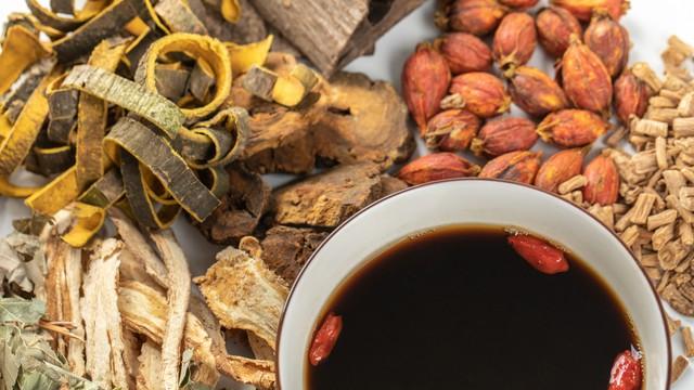 扎针致气胸、喝药伤肝脏？中医出事了，法律怎么判、维权怎么干？