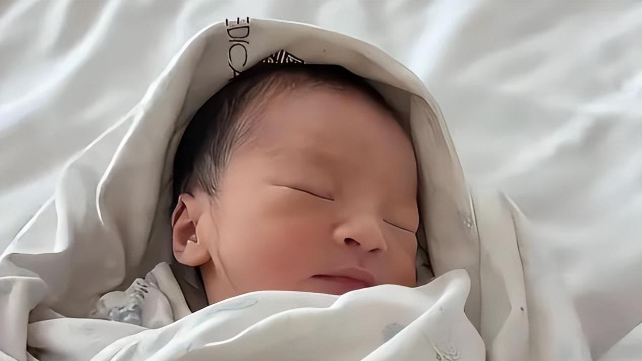 张兰晒小宝贝睁眼照片，喜当奶奶唱好日子